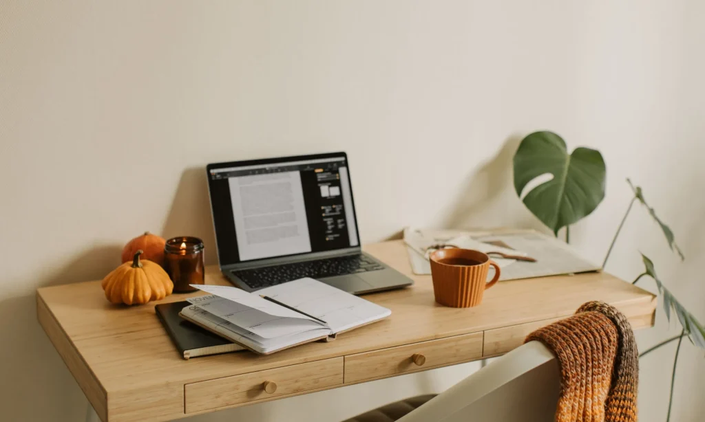 パソコンとテーブル