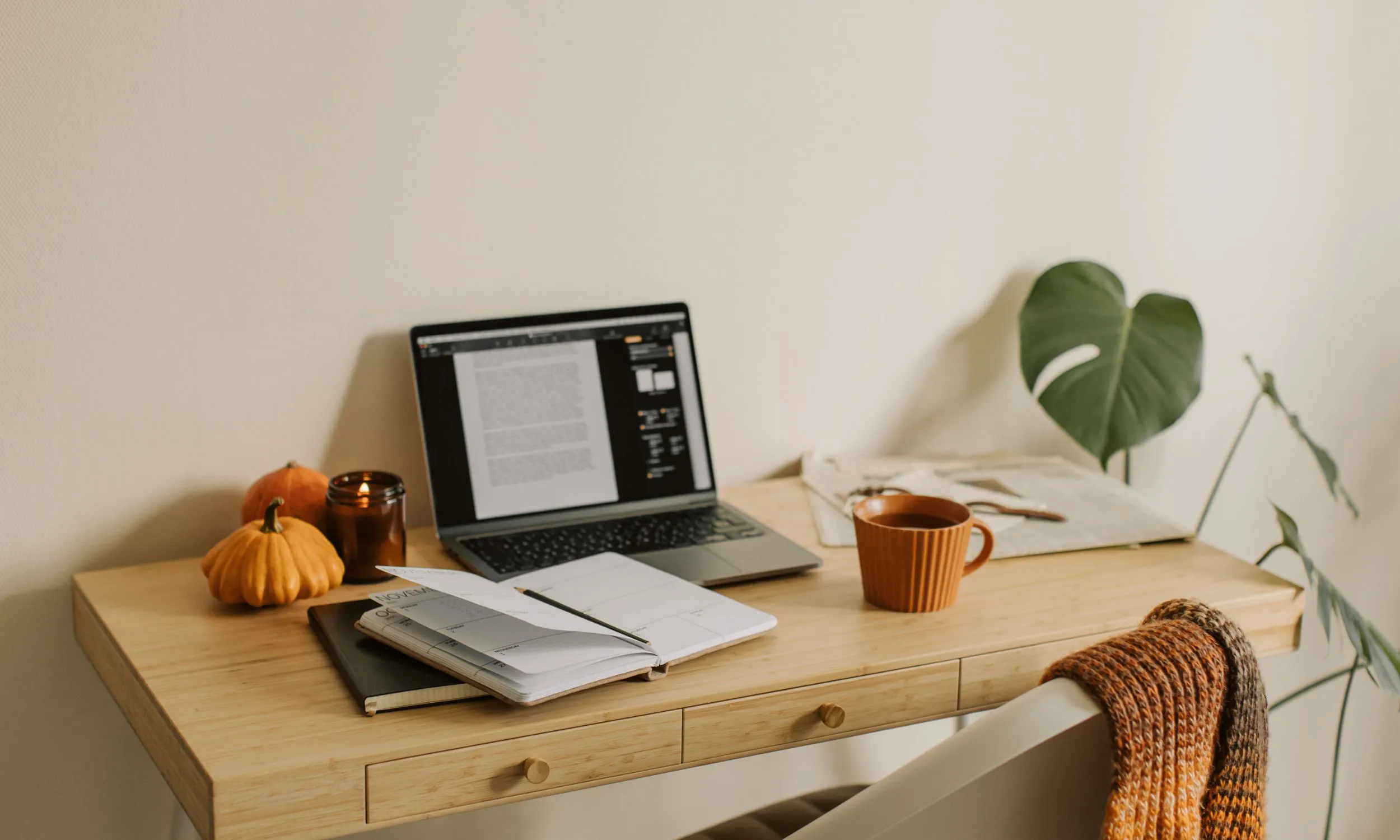 パソコンとテーブル